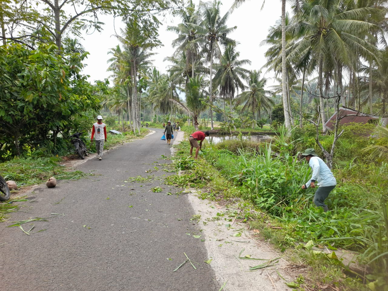 gotong-royong-sambut-hut-ri-ke-80-warga-nagari-durian-gadang-antusias-bersihkan-jalan-utama